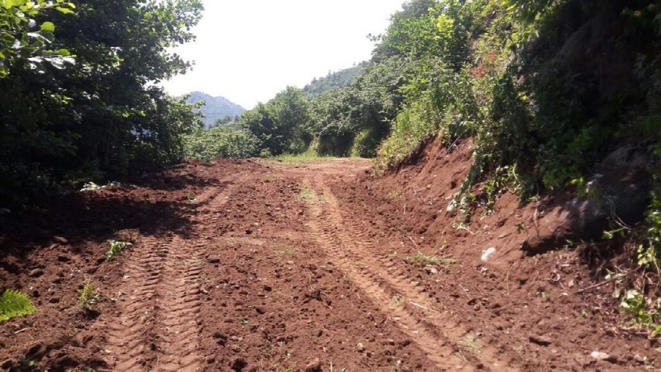 Beton yol çalışması hız kesmeden devam ediyor