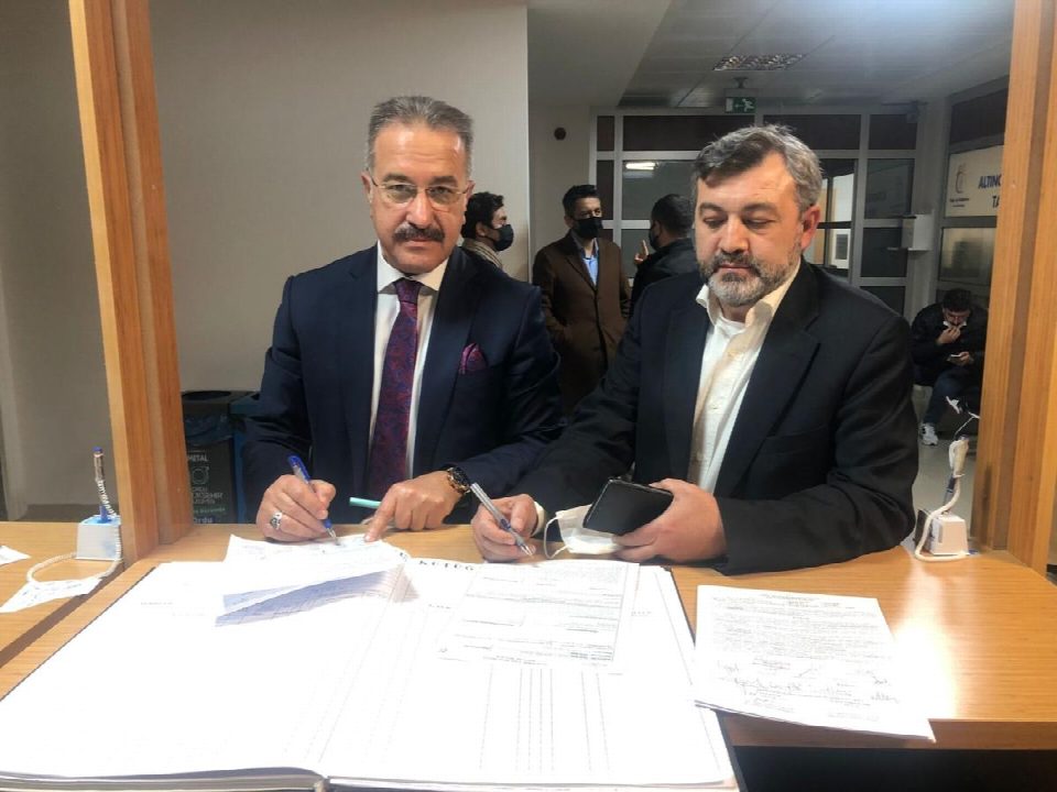 Büyükşehir esnafı tapu sahibi yaptı