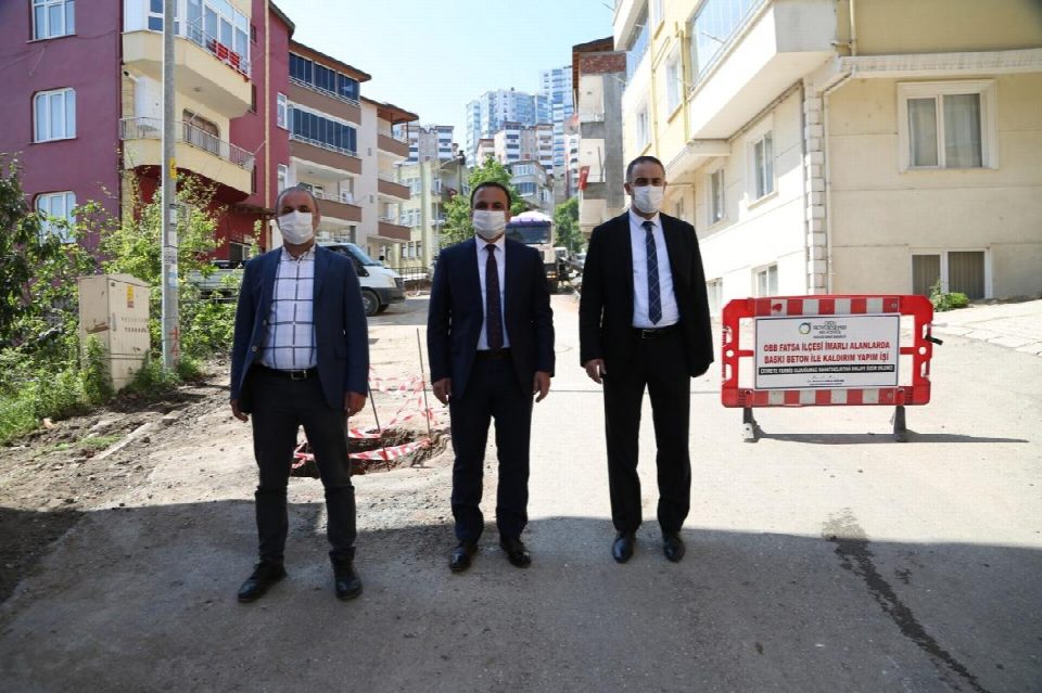 FATSA’DA SICAK ASFALTIN ARDINDAN KALDIRIMLAR MODERN HALE GETİRİLİYOR