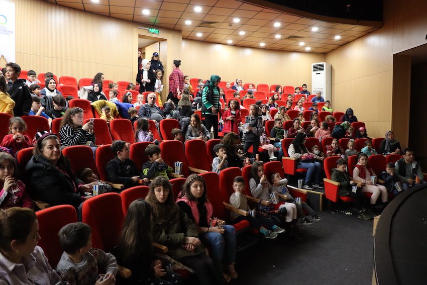 Minikler sinema keyfinin tadını çıkardı