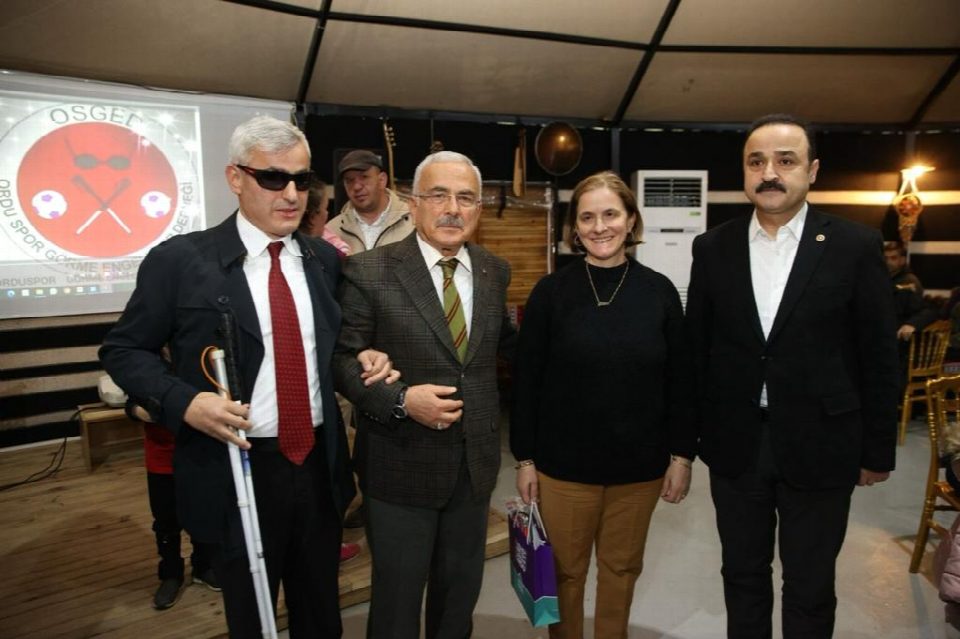 Başkan Güler, beyaz baston derneği üyeleri ile bir araya geldi