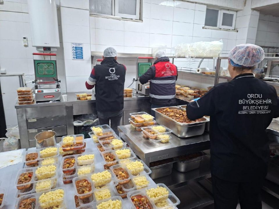 Başkan Güler’in kurduğu aşevinden gönül sofrası