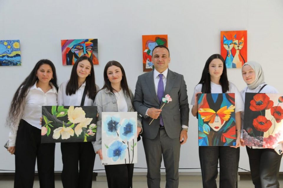 Fatsa Kız Meslek Lisesi’nden sürdürülebilir çevre için atıktan sanata geri dönüşüm temalı etkileyici defile