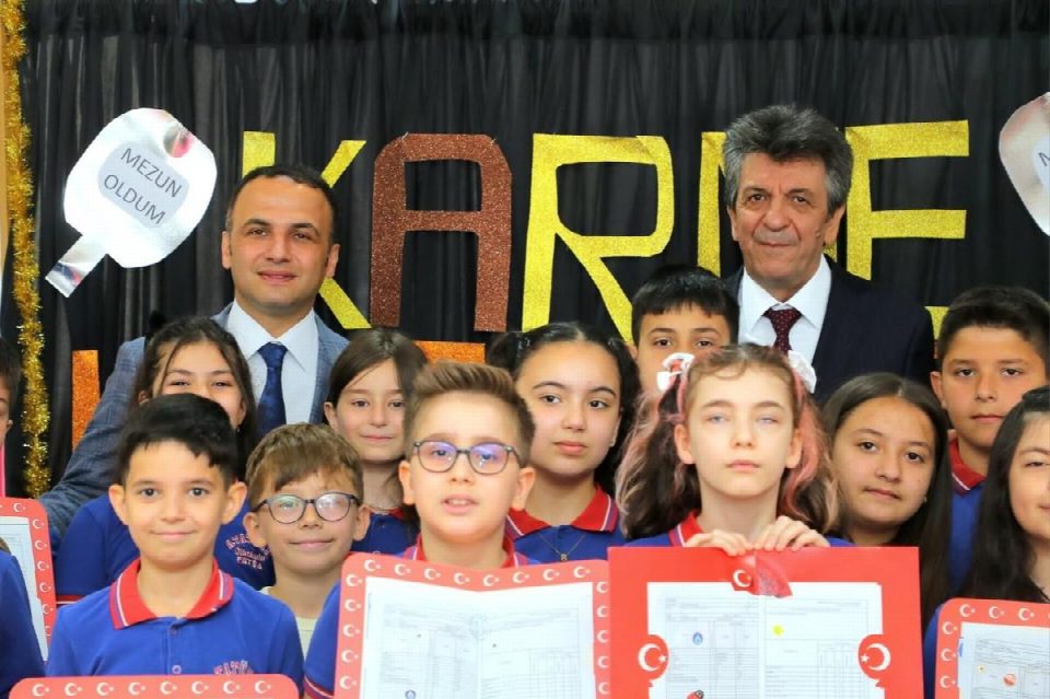 Başkan Kibar öğrencilerin karne sevincine ortak oldu