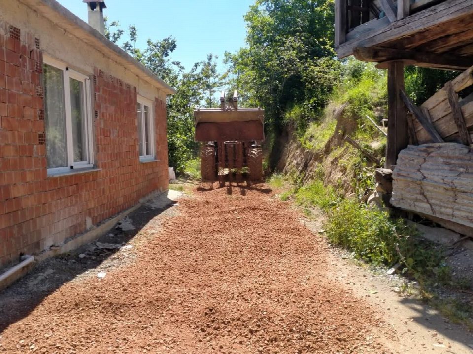 Fatsa’nın kırsal mahallelerinde ulaşımı zor olan yollara müdahale edildi