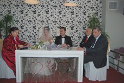 ESRA İLE ADNAN NAİL, DÜNYA EVİNE GİRDİ