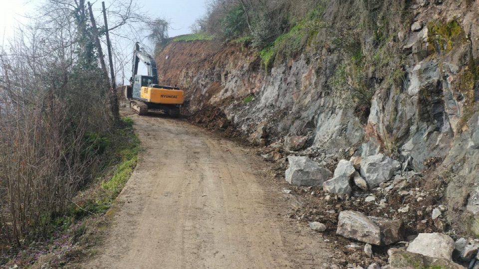 Gülyalı’da yollar genişletiliyor