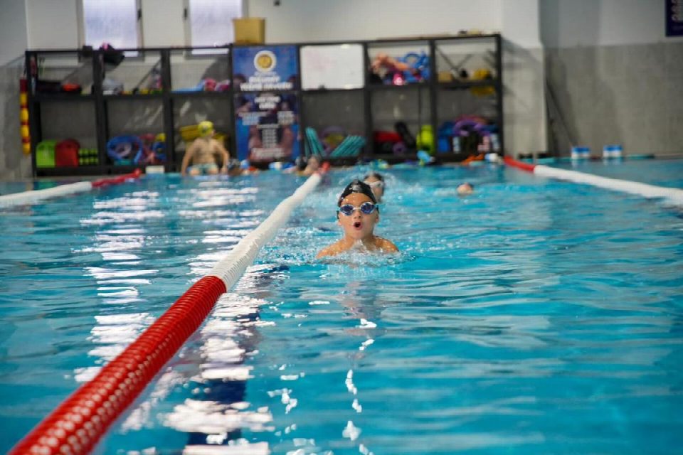 Dolunay mahallesi yarı olimpik yüzme havuzuna ilgi artıyor