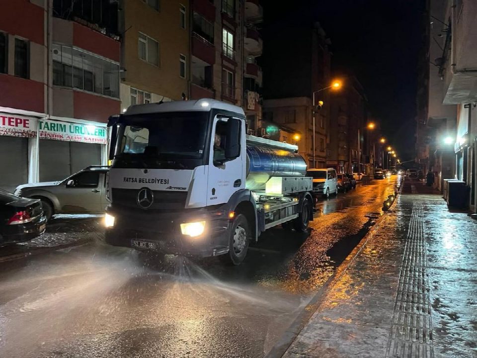 Fatsa belediyesi temizlik ekiplerinden semt pazarlarında hijyen çalışması