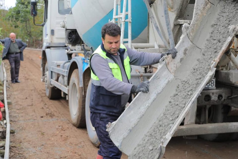 Kılıçlı mahallesi’nde beton yol çalışması tamamlanmak üzere