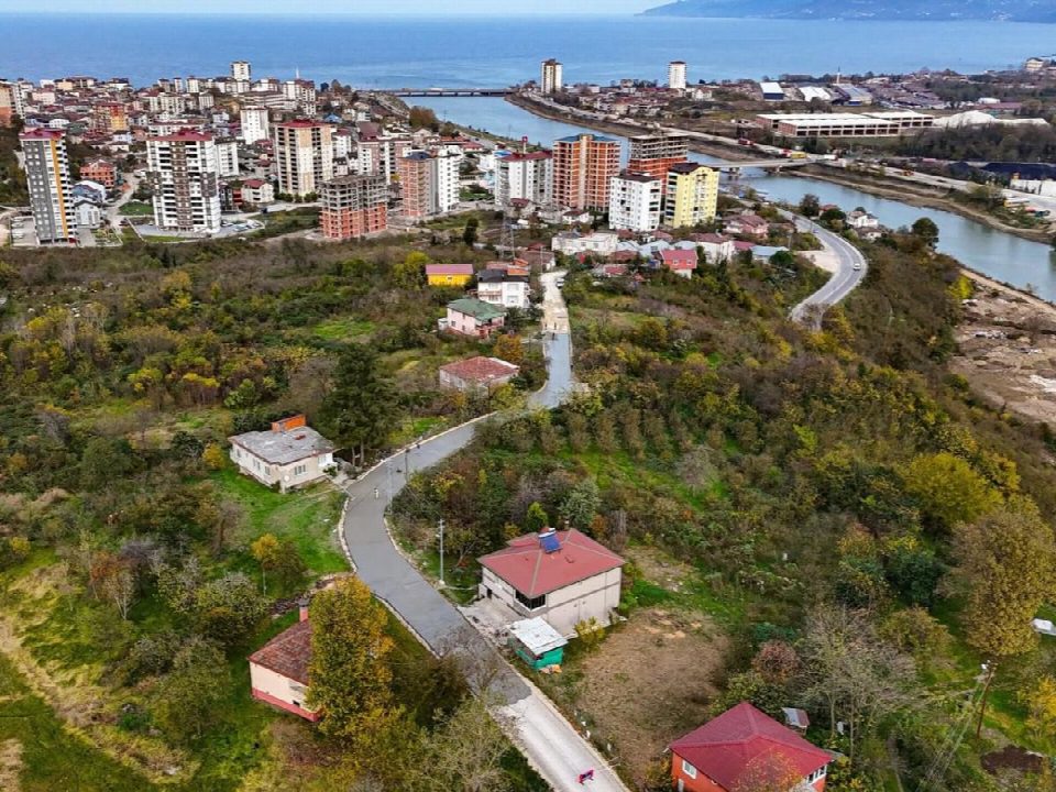 Kurtuluş mahallesinde 40 yıllık sorun çözüldü: Bölgenin ana yolu yenilendi