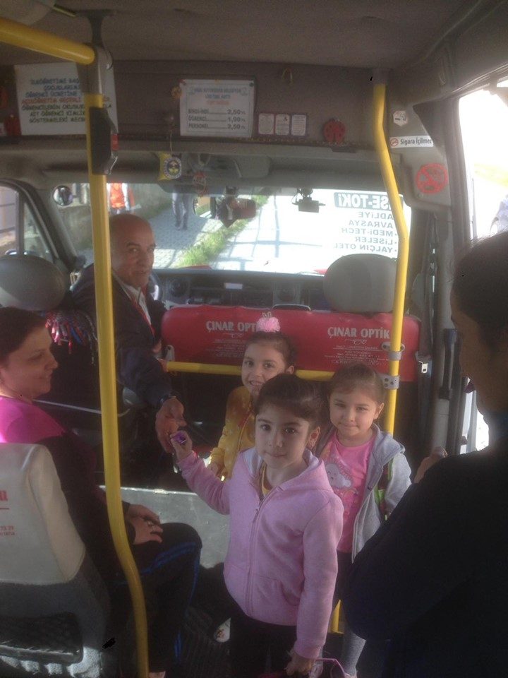 Şoför Amcaları Minikleri Çikolata ile Sevindiriyor