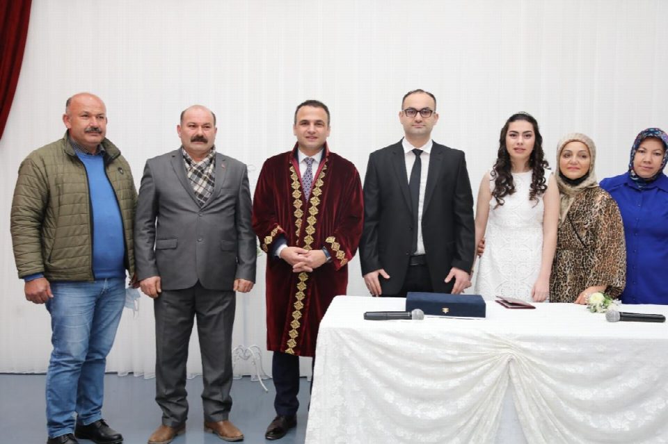 Engelleri 'Sevgililer Günü'nde kıydıkları nikahla aştılar