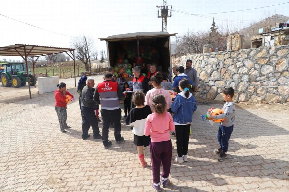 Büyükşehir minik kalpler için seferber.. Deprem bölgesine gönderilen oyuncaklar, kırsal mahallelerdeki çocuklara ulaştırılıyor