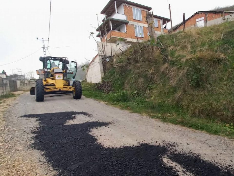 Fatsa belediyesi kırsal mahallelerde yol çalışmalarını sürdürüyor