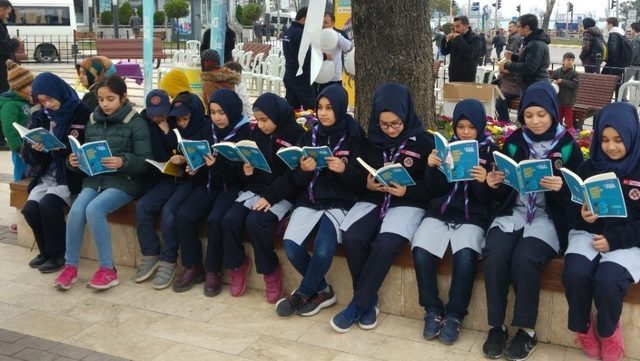 Cami avlusunda kitap okuma etkinliği