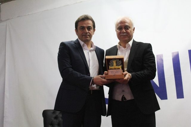 Nihat Hatipoğlu: “Namaz dinimizin direğidir”
