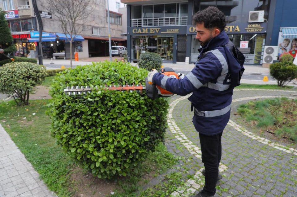 Park bahçeler ekibinden bahar hazırlığını aralıksız olarak sürdürüyor