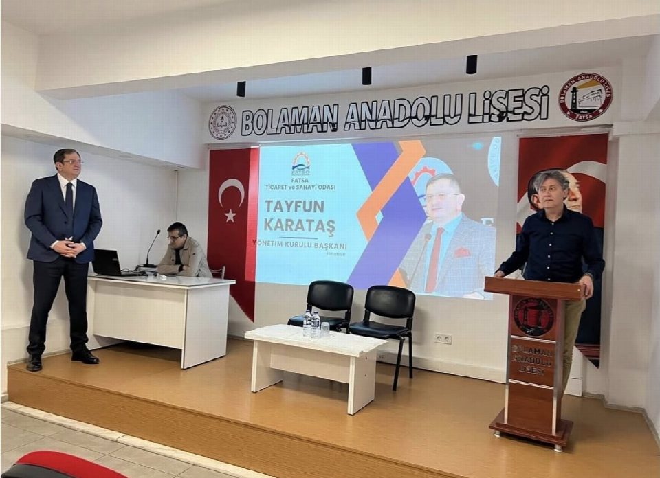 Karataş gençlerle buluştu: “Gelecek sizlerin ellerinde”