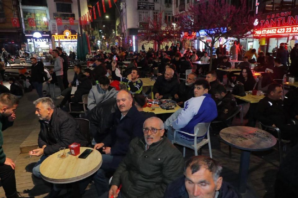 Fatsa’da milli coşku... Dev ekranda izlenen maç sonrası cumhuriyet meydanı bayram yerine döndü