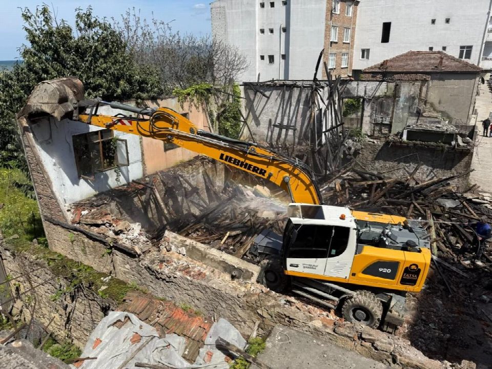 Fatsa’da metruk bina yıkımları devam ediyor