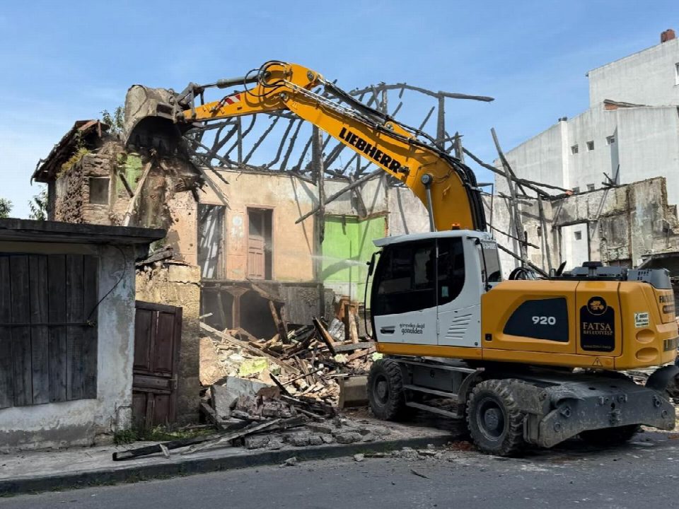 Fatsa’da metruk bina yıkımları devam ediyor