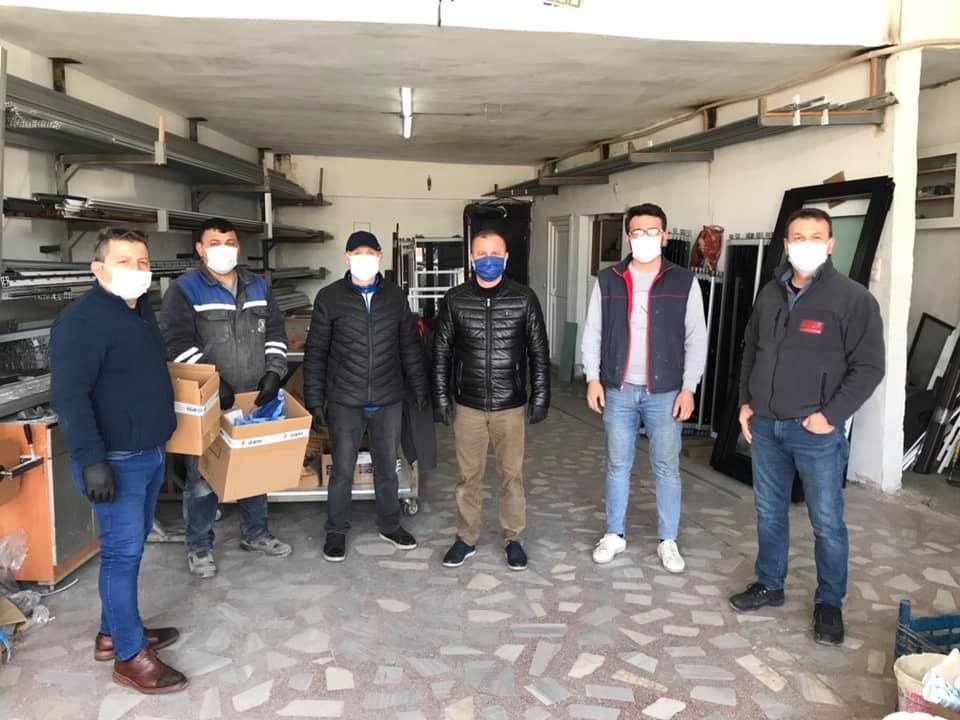 Başkan Uzun maske ve eldiven dağıttı