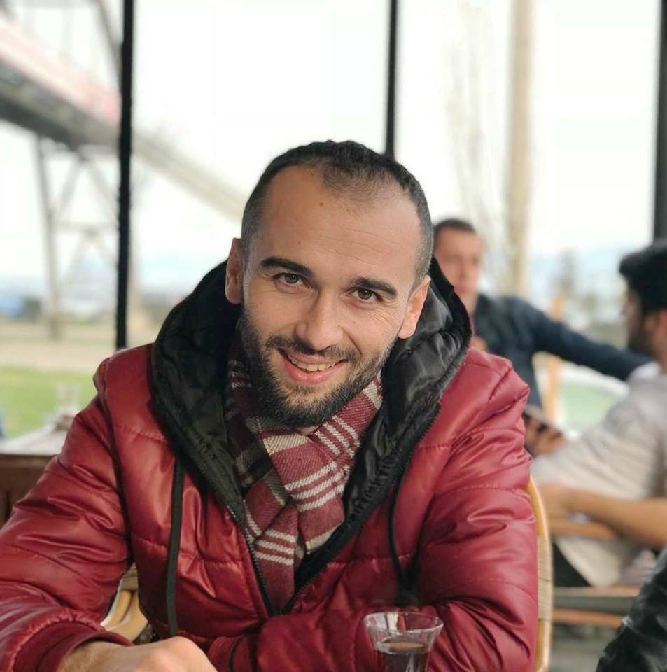 Yıkılan duvarın altında kaldı