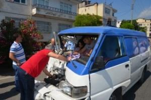 TRAFİK KAZASINDA 2 KİŞİ YARALANDI