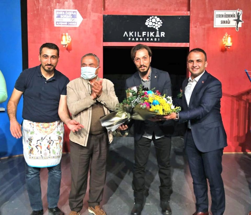 ''Akıl Fikir Fabrikası'' gülmekten kırdı geçirdi