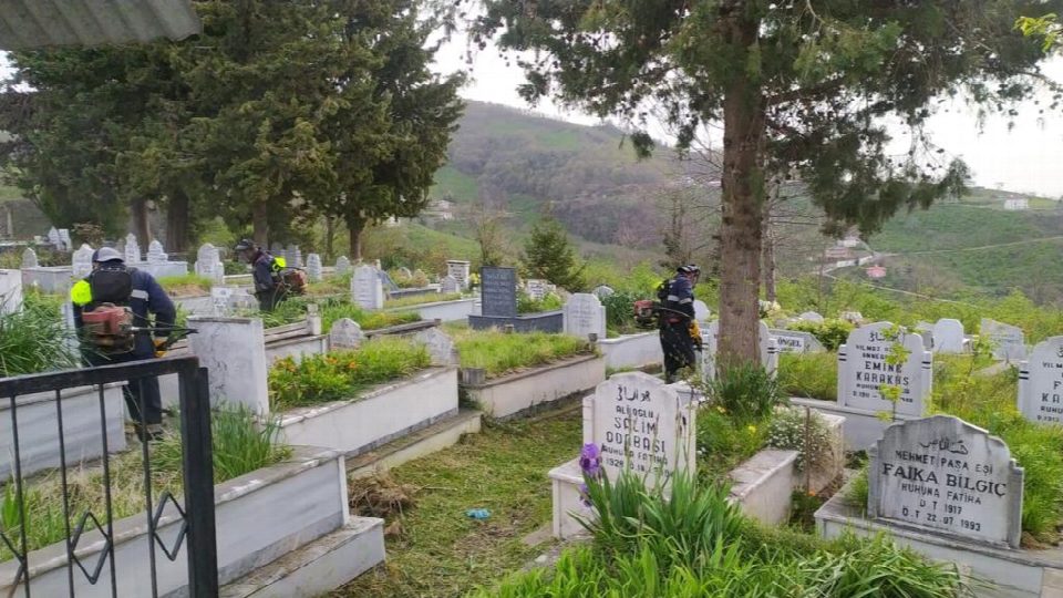 Mezarlıklar bayrama hazır
