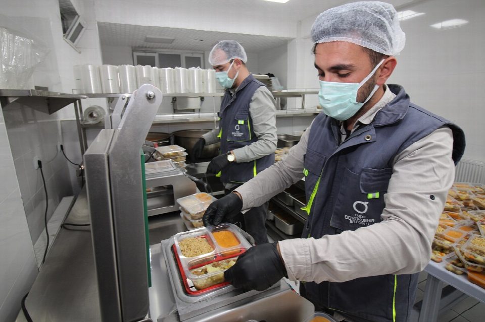 Büyükşehir, aşevi ile her gün 1000 vatandaşa sıcak yemek ulaştırıyor