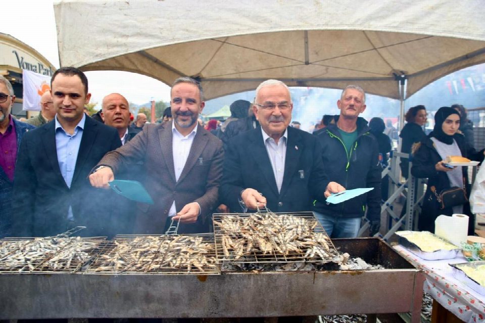 Sakin şehir hamsi festivali ile coştu