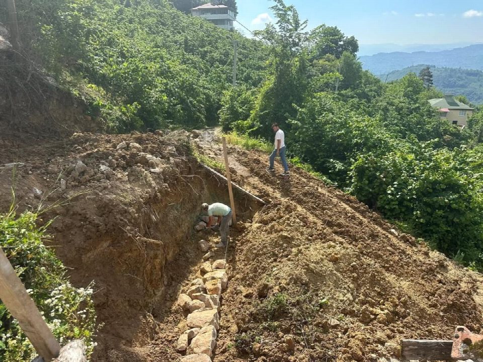 Fatsa belediyesinden kırsal mahallelerde taş duvar çalışmaları