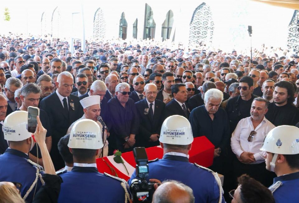 Usta oyuncu Kadir İnanır son yolculuğuna uğurlandı
