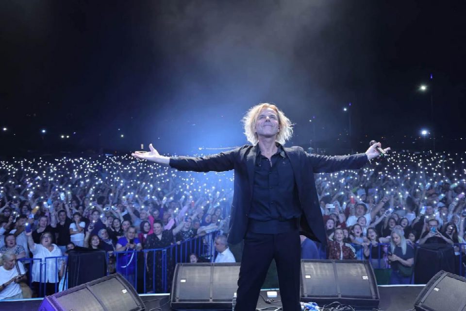 Soner Arıca Memleketinde Ağlattı: Konserde duygu dolu anlar!