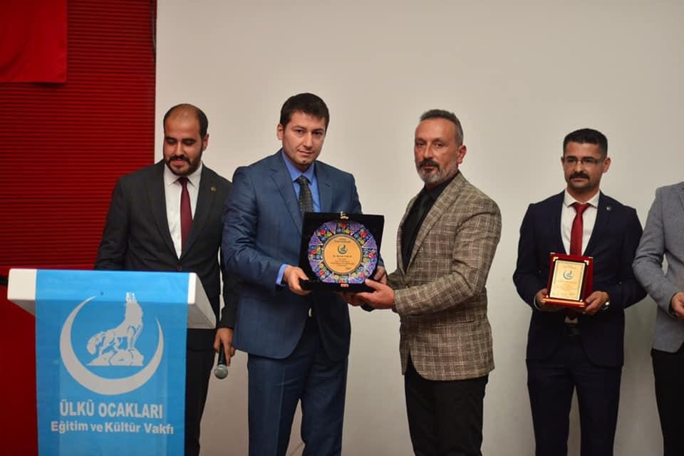 KATKILARINDAN DOLAYI PLAKET VERİLDİ