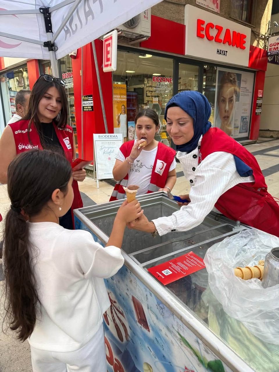 Türk Kızılay’dan çocuklara tatlı sürpriz, ailelere bilgilendirme desteği