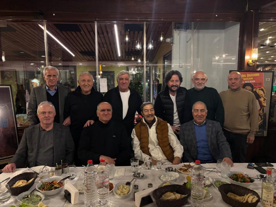 Kadir İnanır dostlarıyla bir araya geldi