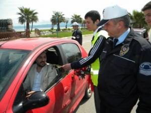 Trafik Haftası'nda Polis Sürücüleri Uyardı Çikolata İkram Etti