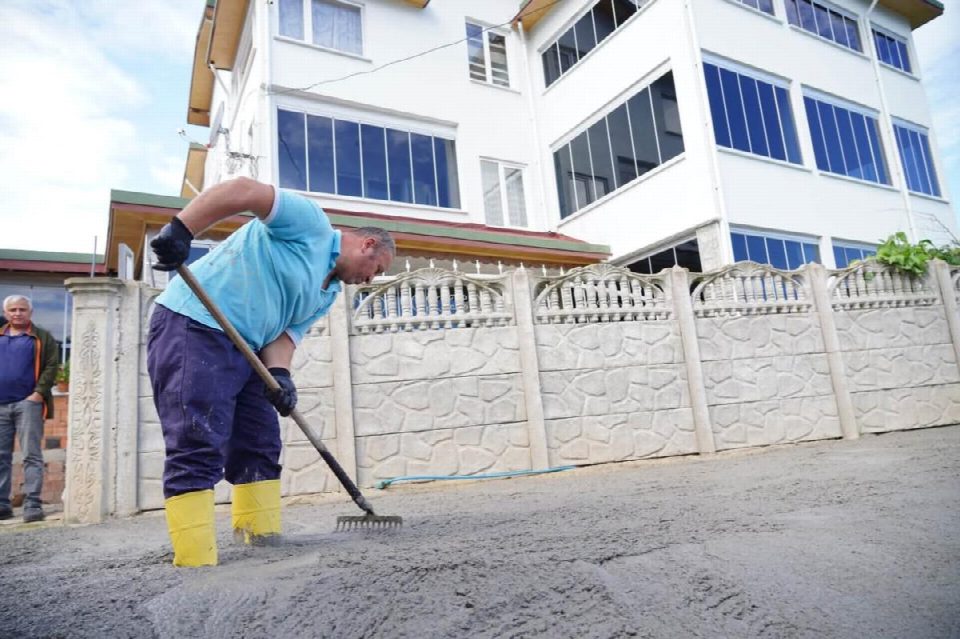 Çöteli mahallesi Omarlar mevkiinde 26 yıllık beton yol hasreti sona erdi