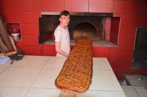 RAMAZAN'IN EN BÜYÜK PİDESİNİ YAPTI