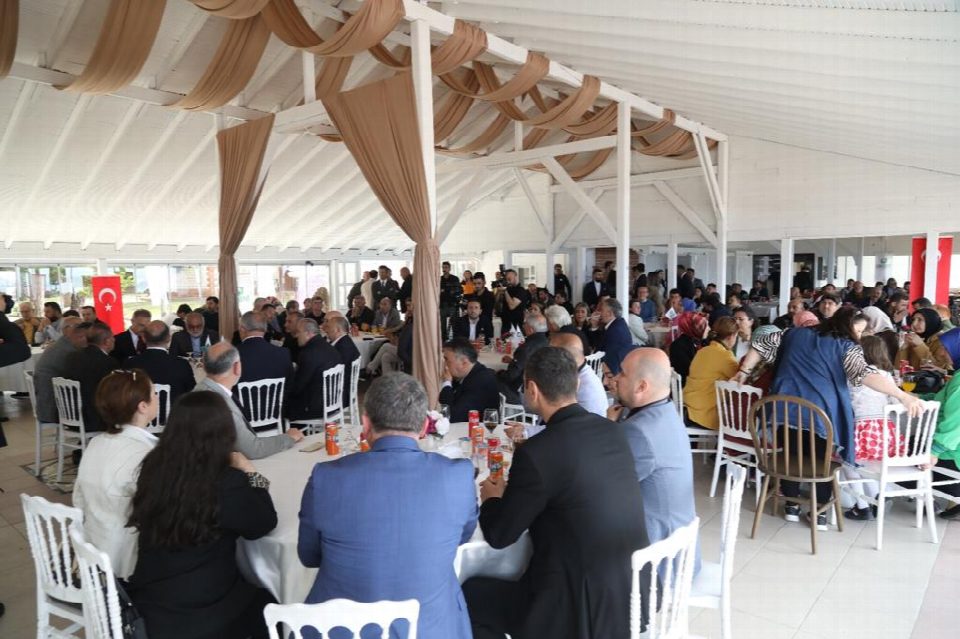Büyükşehir, deprem mağduru aile ve çocukları bağrına bastı