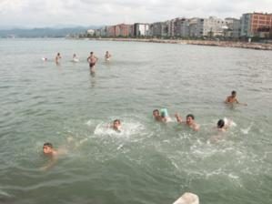 DENİZE GİREREK SERİNLEDİLER