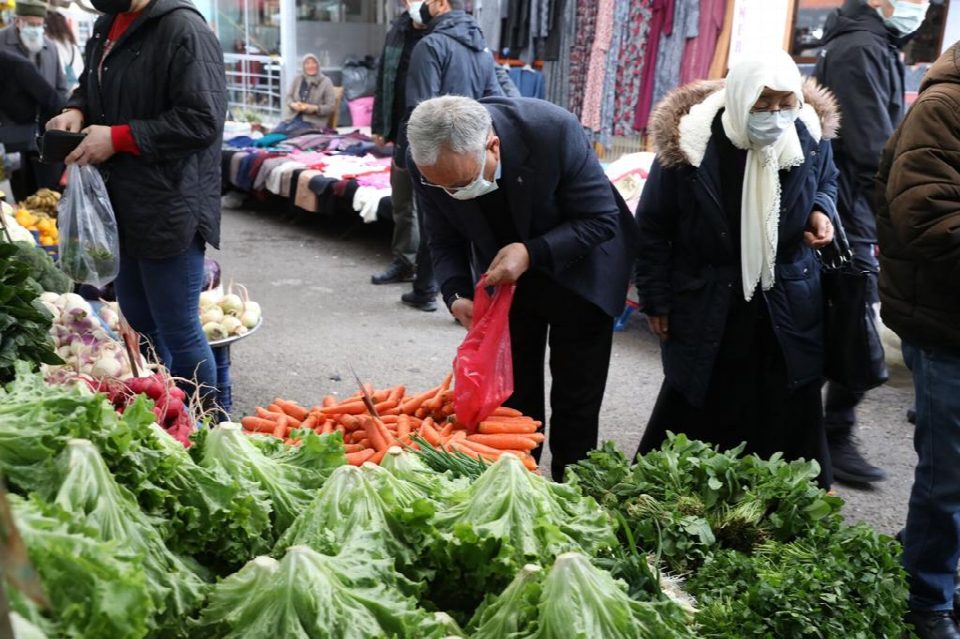 Başkan Güler pazar esnafına misafir oldu