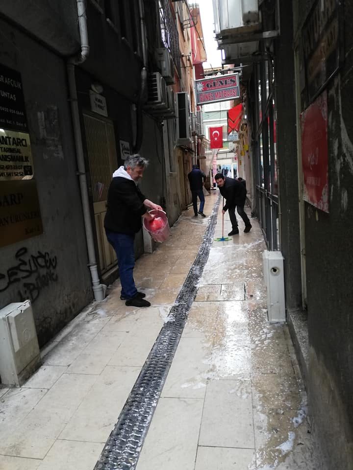 ESNAF VİRÜSE KARŞI TEMİZLİK YAPIYOR