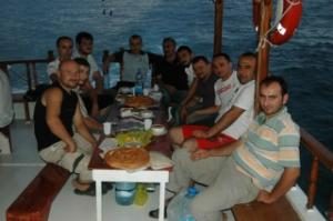 ORUÇLARINI YAT TA AÇTILAR