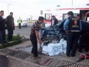 LİMAN KAVŞAGINDA FECİ KAZA : 1 ÖLÜ 4 YARALI