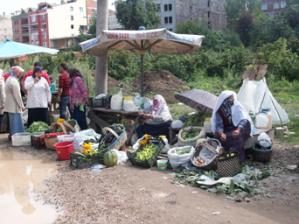 KÖYLÜ PAZARINDAKİ SORUN SÜRÜYOR