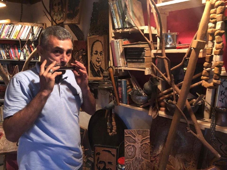 Yaşadıklarını ahşaba kazıyor